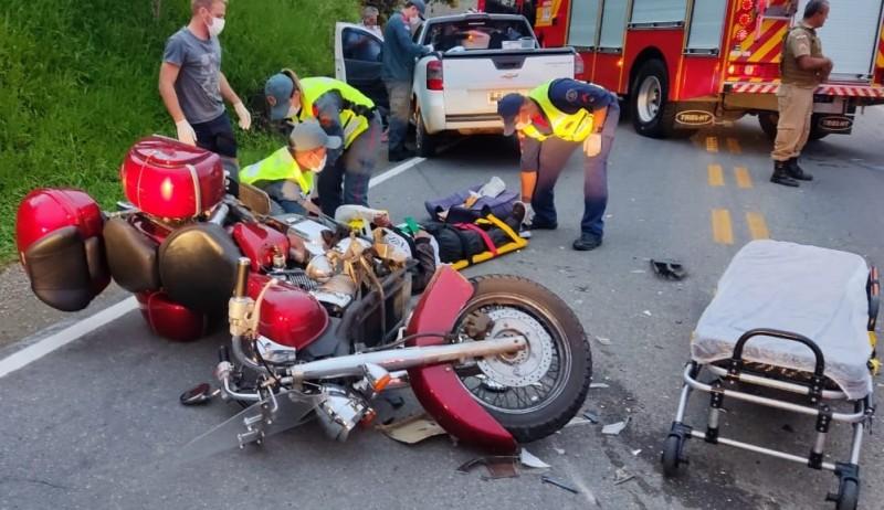 Motociclista é hospitalizado ao colidir contra carro em Imaruí