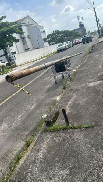 Após furto, dupla é flagrada transportando poste em carrinho de supermercado em Criciúma