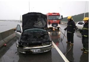 Atualizada: Veículo pega fogo sobre a ponte Anita Garibaldi