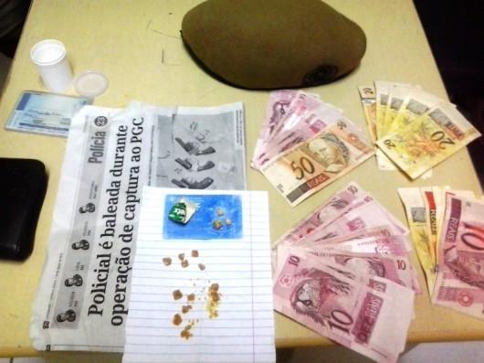 Após monitorar comércio de drogas, vendedor e usuário são flagrados com crack