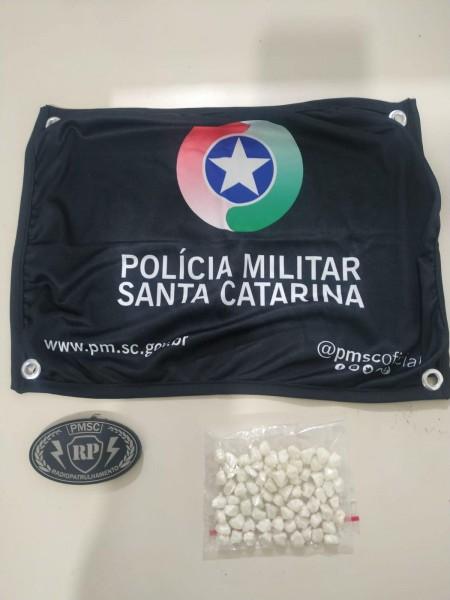 Traficante é preso com 72 pedras de crack em Tubarão 