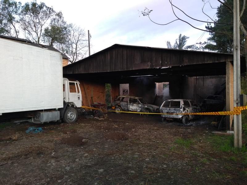 Galpão e garagem pegam fogo em Timbé do Sul; cerca de 500 metros separam os dois locais
