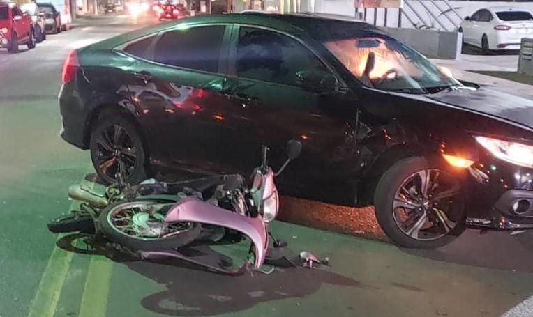 Colisão entre motocicleta e veículo deixa uma pessoa ferida em Laguna 