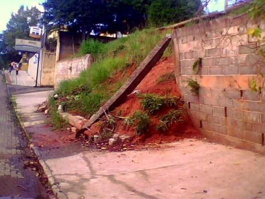 Muro caído no Comerciário gera riscos diários