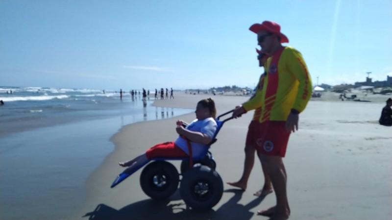 Projeto Orla Segura recebe seis cadeiras flutuantes para acesso ao mar