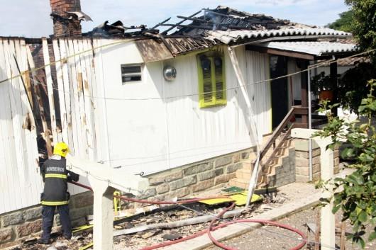 Incêndio destrói casa no Jardim Angélica