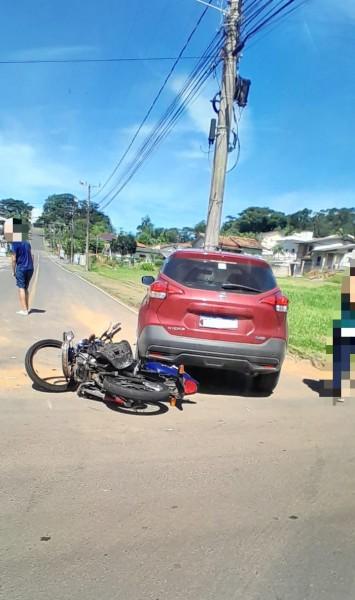 Motociclista fica ferido após colisão com carro em Criciúma