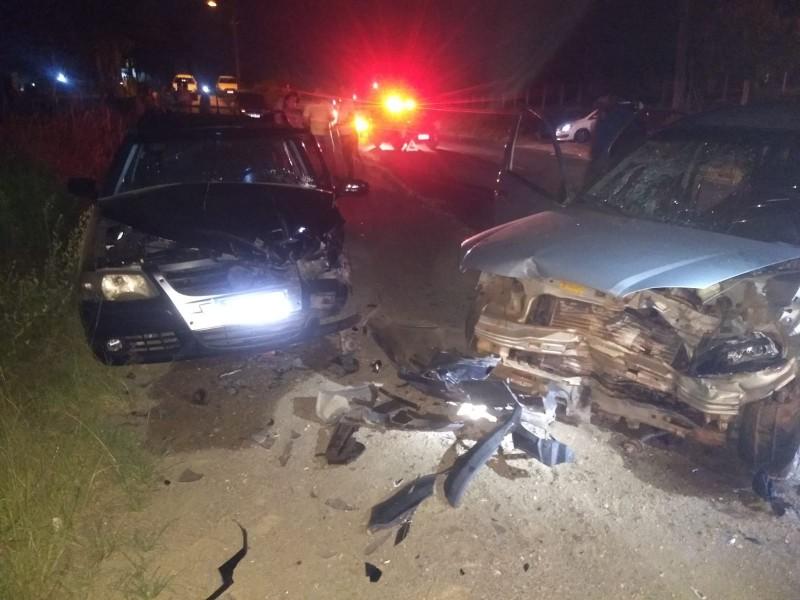 Colisão frontal deixa duas pessoas feridas em Orleans