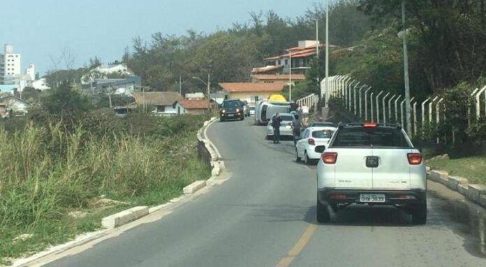 Motorista fica ferida após capotamento em Laguna