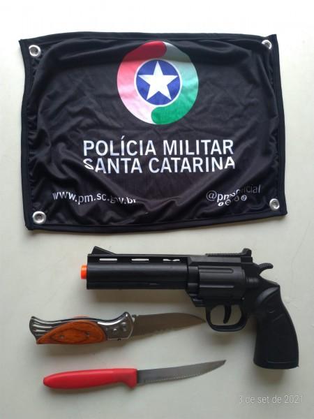PM apreende simulacro de arma de fogo e facas no bairro Santa Luzia