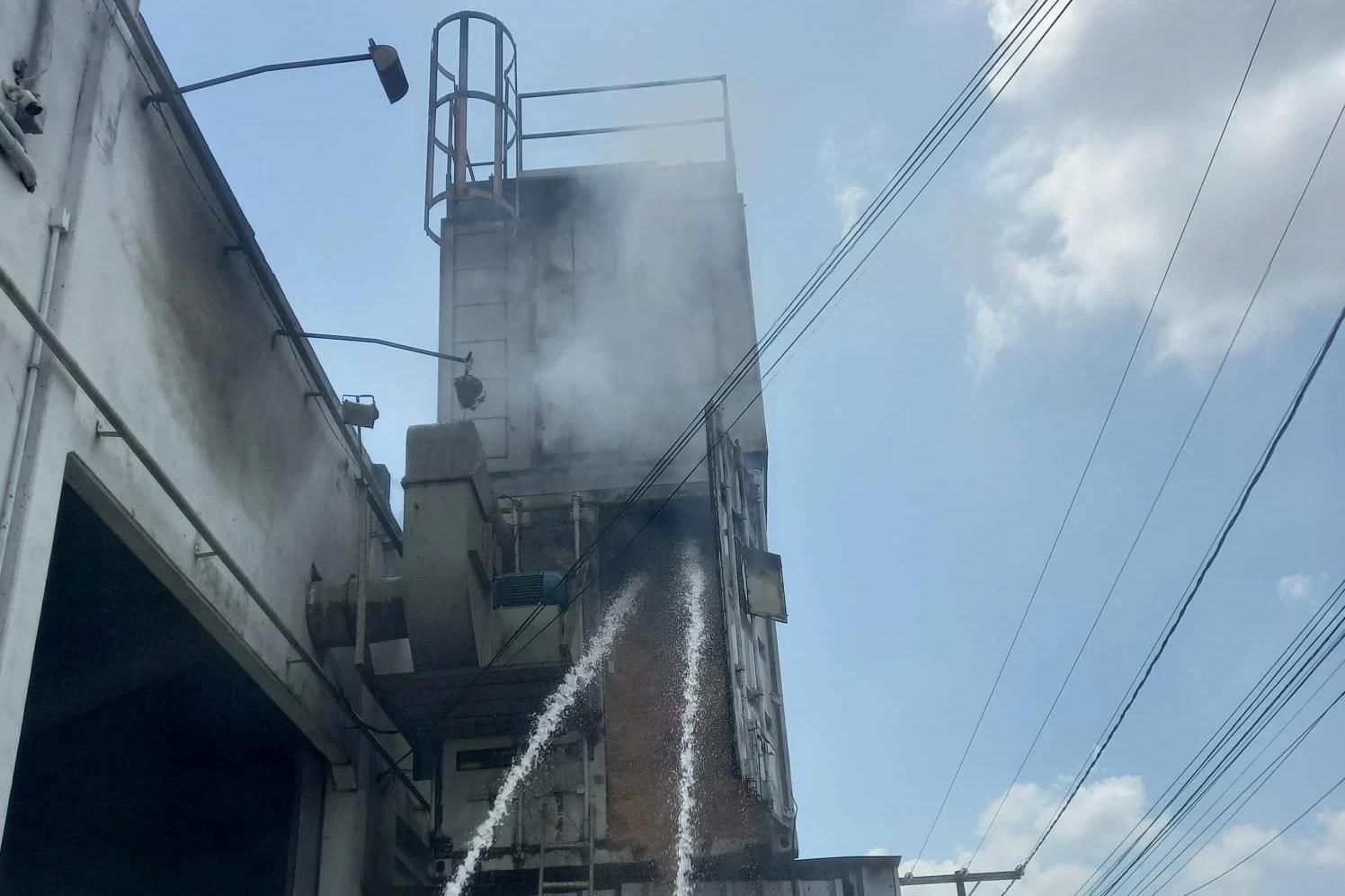 Corpo de Bombeiros combate princípio de incêndio em empresa de Içara