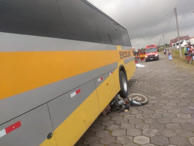 Motociclista morre em acidente envolvendo ônibus escolar