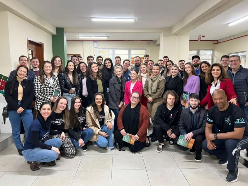Escola em Araranguá promove Noite das Profissões com ex-alunos graduados