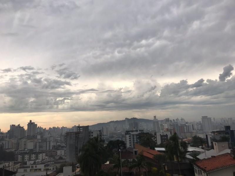 Fim de semana de tempo firme, temperaturas baixas e alerta da Defesa Civil