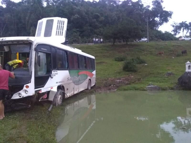 Acidente envolvendo ônibus com trabalhadores é registrado na SC-390