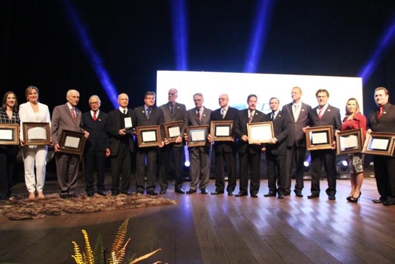 CDL celebra 50 anos em noite de reconhecimentos e homenagens