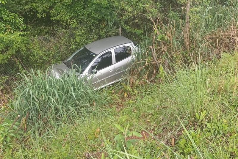 Colisão seguida de saída de pista é registrada na Via Rápida 