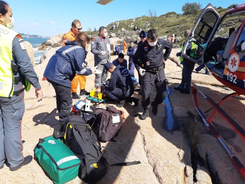 Homem é resgatado após sofrer queda no costão da Praia da Ribanceira em Imbituba