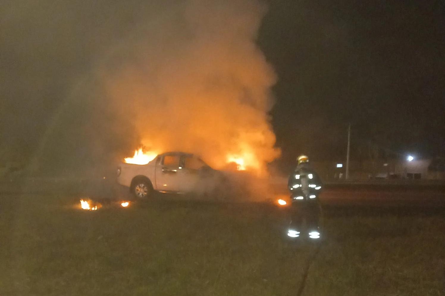 Incêndio destrói motor de caminhonete na rodovia BR-101