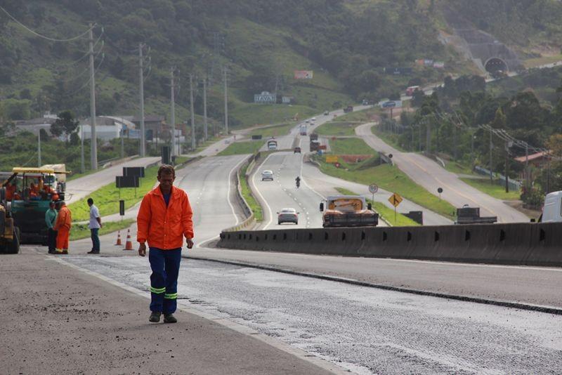 Intervenção do Dnit repavimenta pistas em Tubarão