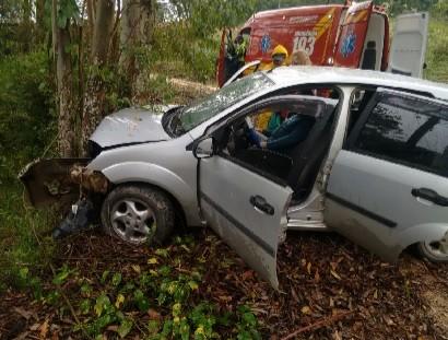 Motorista perde o controle da direção, sai da pista e colide em árvore 