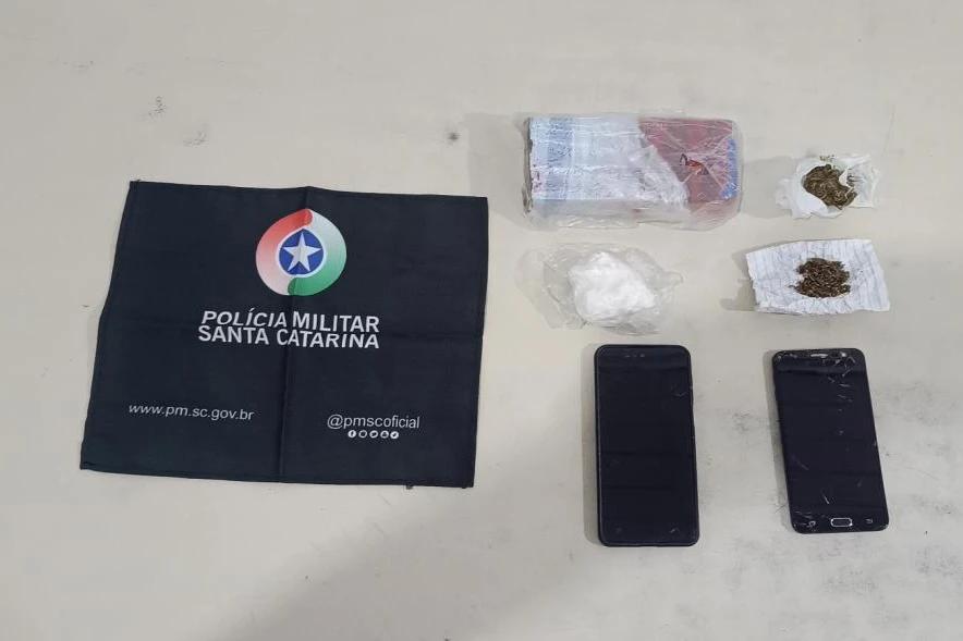 Tablete de meio quilo de maconha e porção de cocaína são apreendidos pela PM em Meleiro