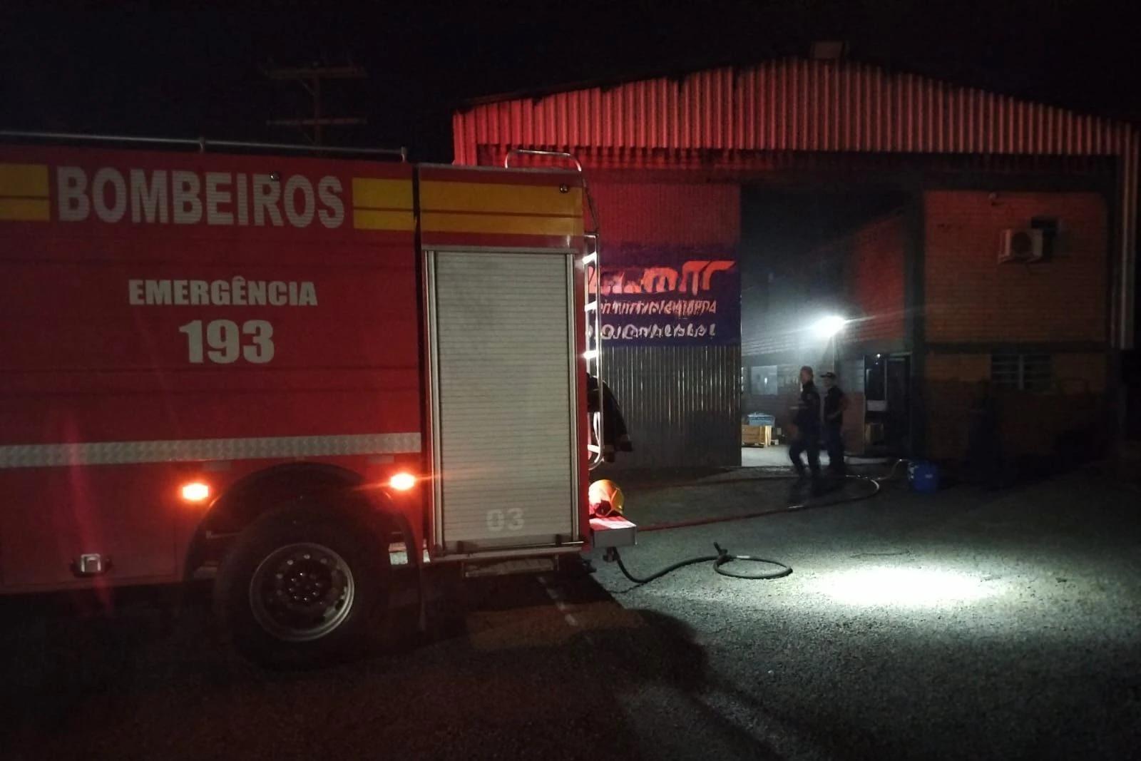 Bombeiros combatem incêndio em metalúrgica de Forquilhinha