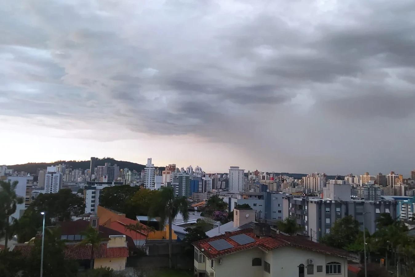 Domingo será de céu encoberto e temperaturas amenas em Criciúma e região