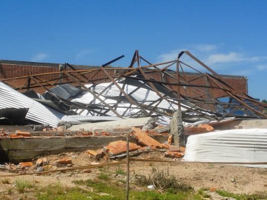 Ginásio é destruído por temporal em Orleans