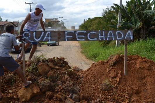 Moradores fecham principal rua do Loteamento Bittencourt