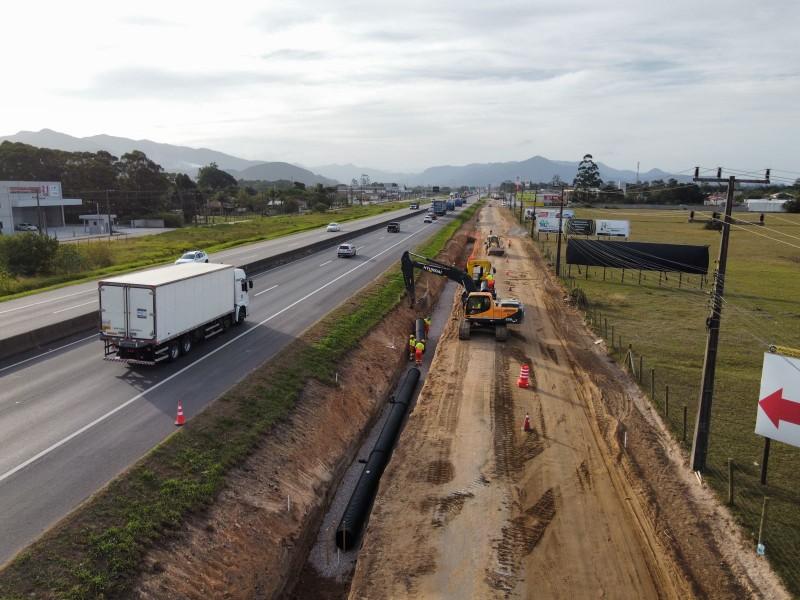 Avanço das obras nas vias marginais em Imbituba provoca alteração no trânsito local