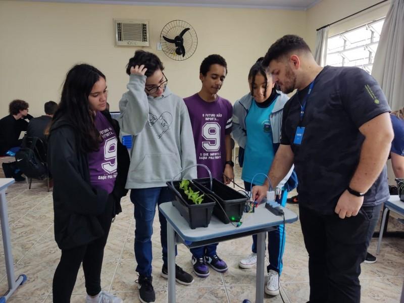 Alunos de Morro da Fumaça aprendem como desenvolver uma horta inteligente