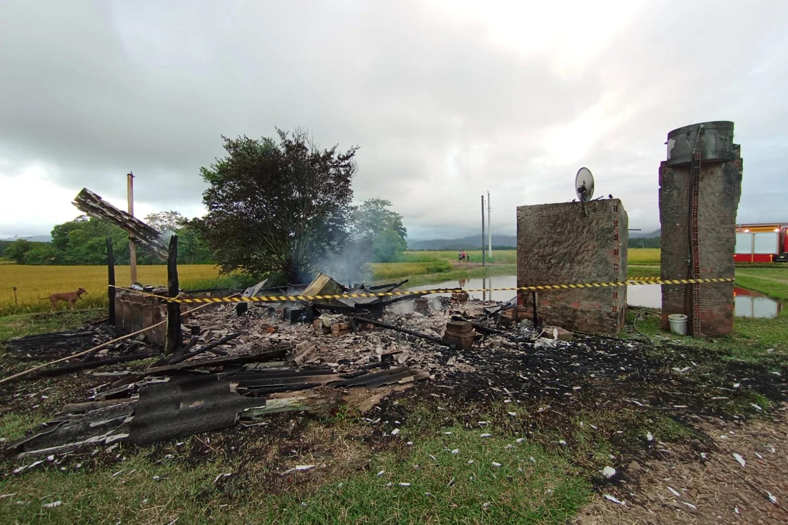 Incêndio destrói casa de madeira em São João do Sul