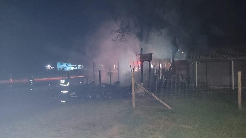 Rancho de pesca é destruído por incêndio na Ponta da Barra, em Laguna
