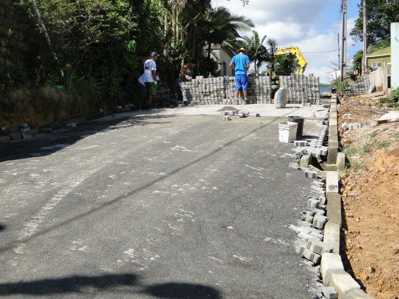 Duas ruas pavimentadas com lajotas ficam prontas esta semana