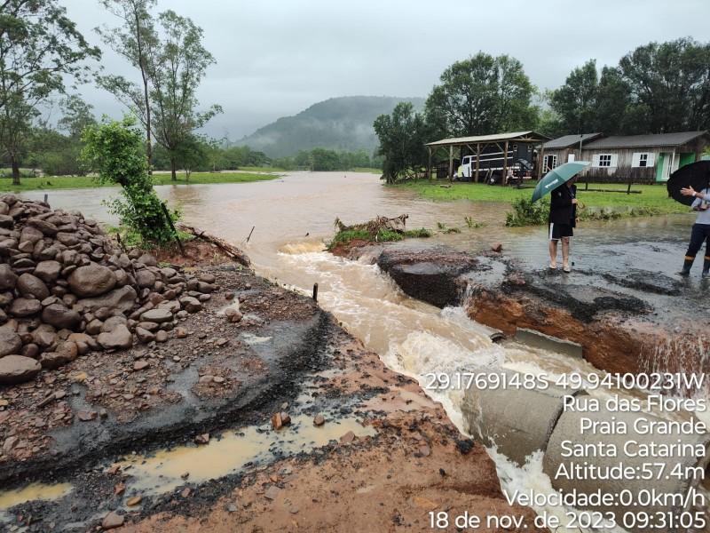 Praia Grande: bombeiros farão buscas por homem desaparecido durante forte chuva, afirma prefeito 