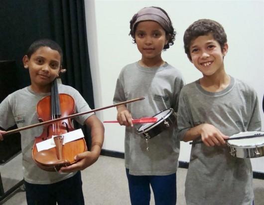 Bairro da Juventude recebe instrumentos arrecadados no Rock in Rio