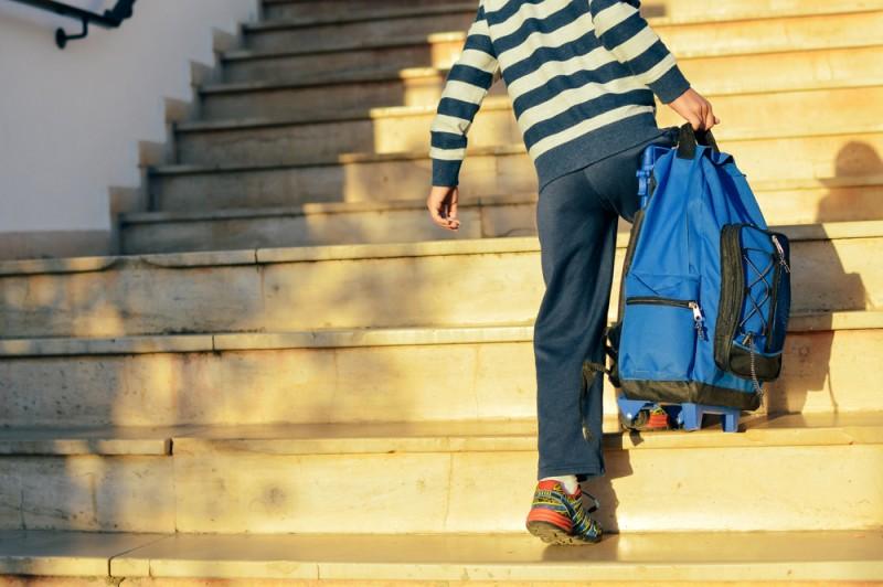 Mochila deve ter no máximo 10% do peso corporal para não prejudicar coluna