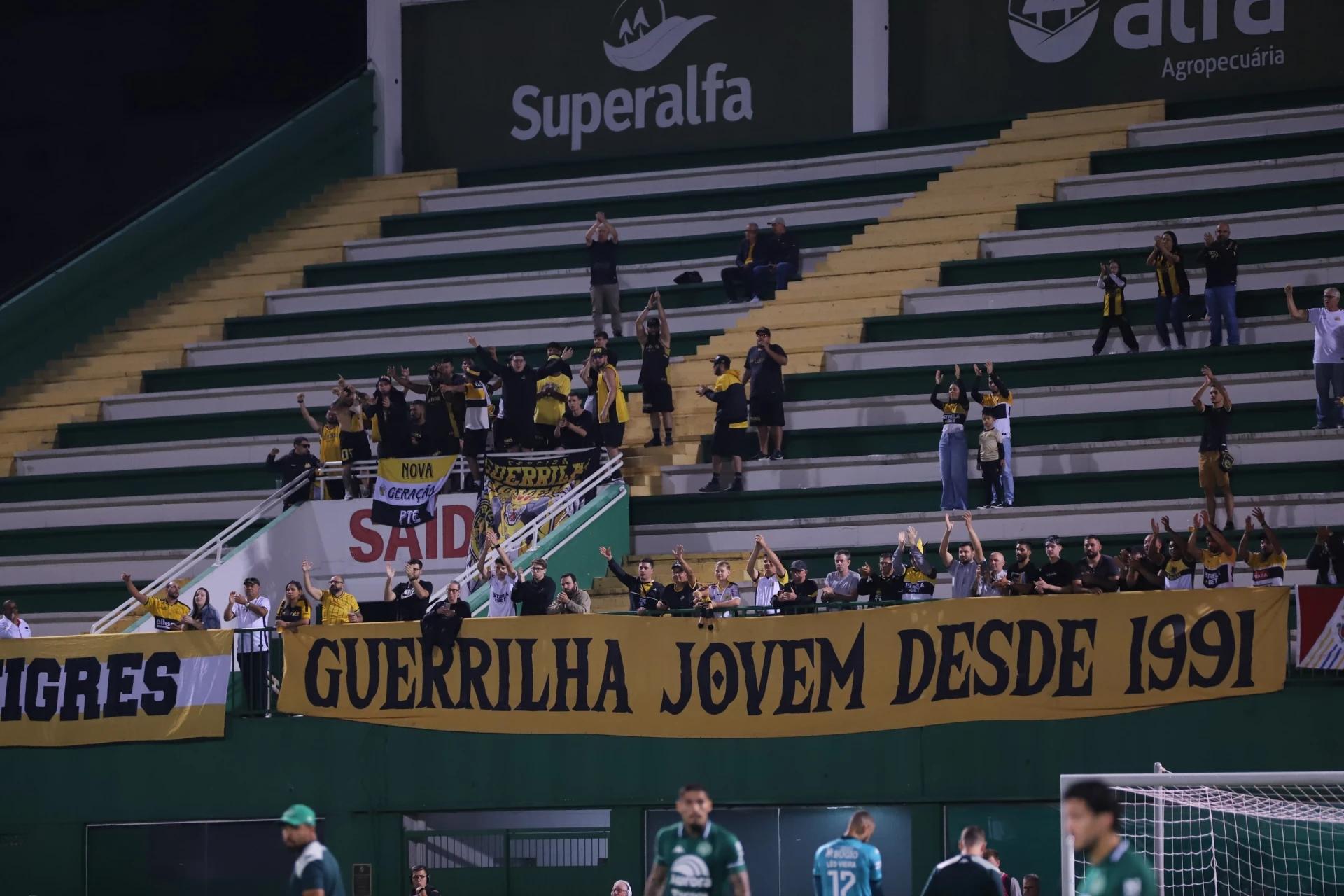 Em nota, Criciúma lamenta apedrejamento de ônibus da torcida em Chapecó
