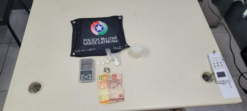 Suspeito é preso após ser flagrado escondendo droga embaixo de tijolo