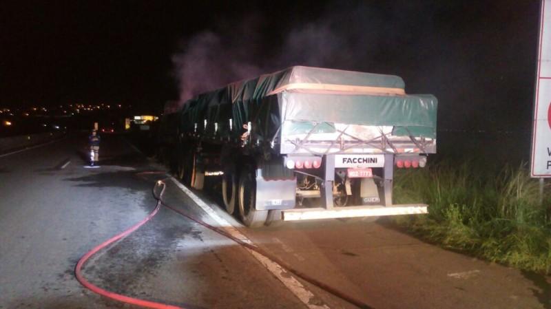 Bombeiros combatem incêndio de grandes proporções em carreta bitrem