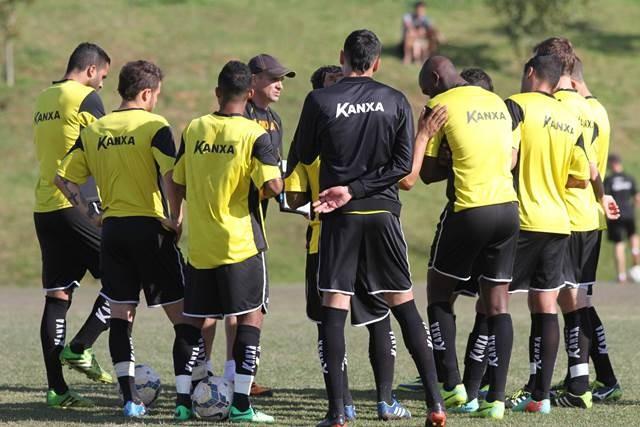Repletos de desfalques, São Paulo e Criciúma duelam pelo Brasileirão