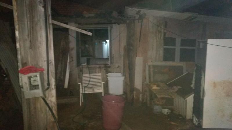 Fogão a lenha provoca princípio de incêndio em residência