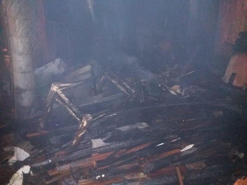 Residência de madeira é destruída por incêndio em Içara