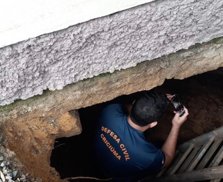 Buraco com mais de um metro de profundidade abre em terreno no bairro Vila Manaus