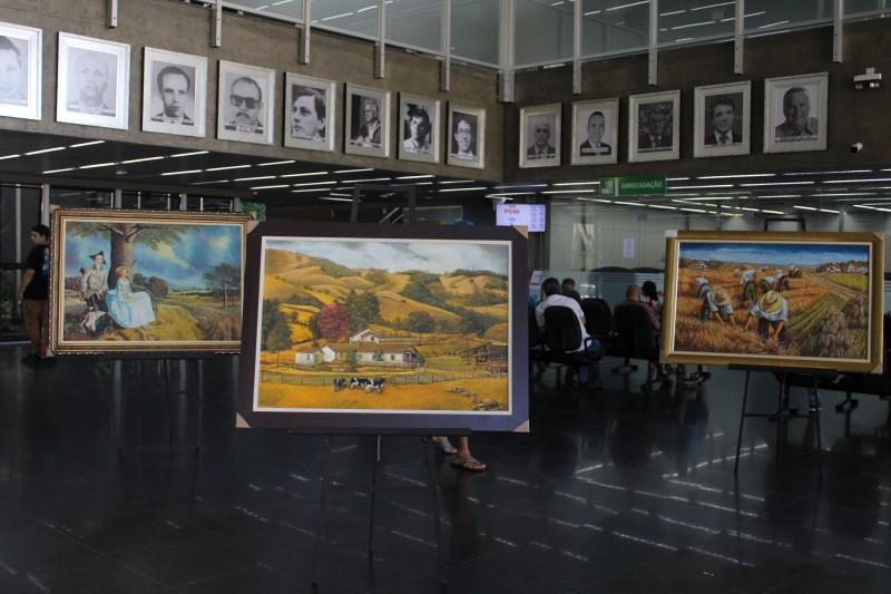 FCC realiza exposição de quadros no Paço Municipal Marcos Rovaris