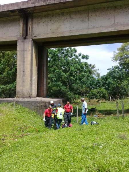 Ciclista sobrevive à queda de oito metros de altura 
