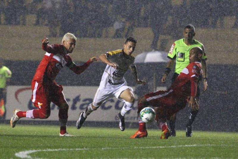 Criciúma deixa escapar vitória aos 42 minutos do segundo tempo