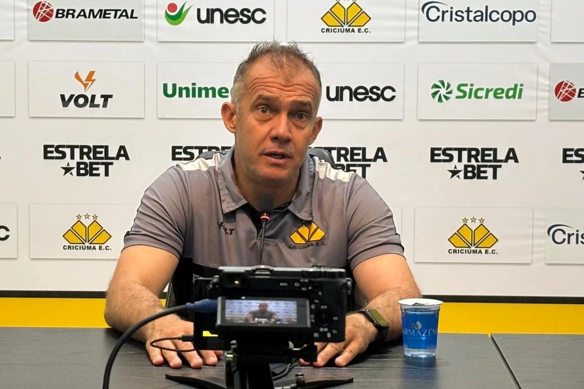 Eduardo Baptista comemora vitória, fala em número mágico e projeta clássico contra o Avaí