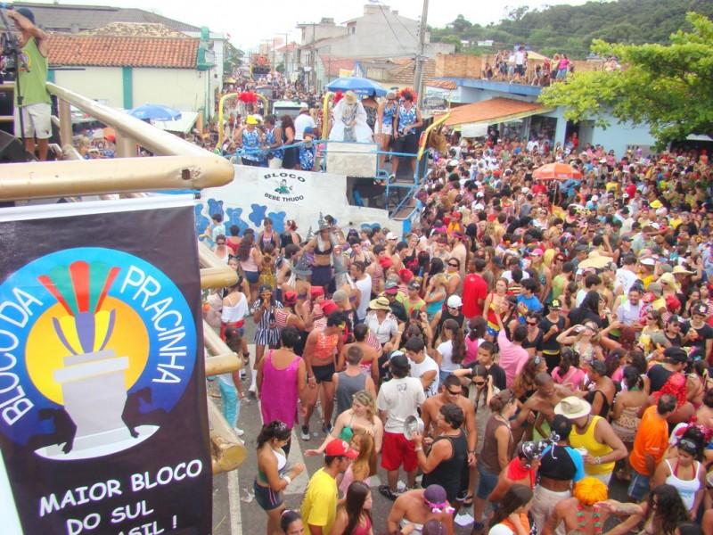 Irreverência do Bloco da Pracinha transforma o domingo numa grande festa